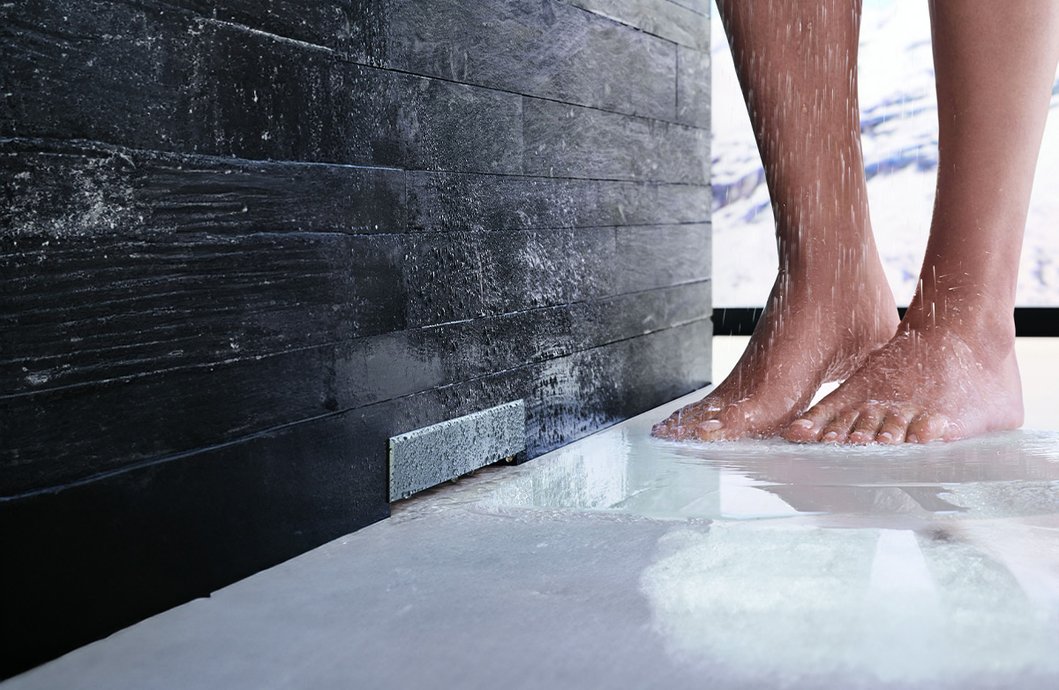 Ecoulement mural pour douche plain-pied