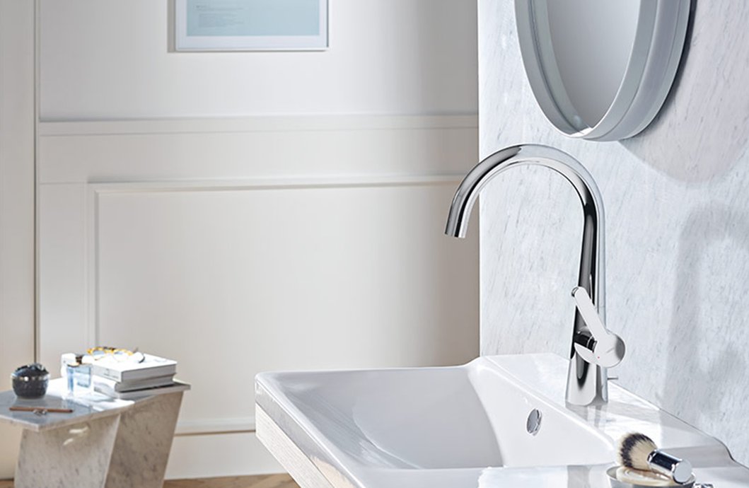 Mixer tap Designo Style with C-shaped swivel spout