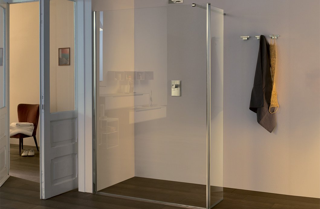 Walk-in swivelling side panel