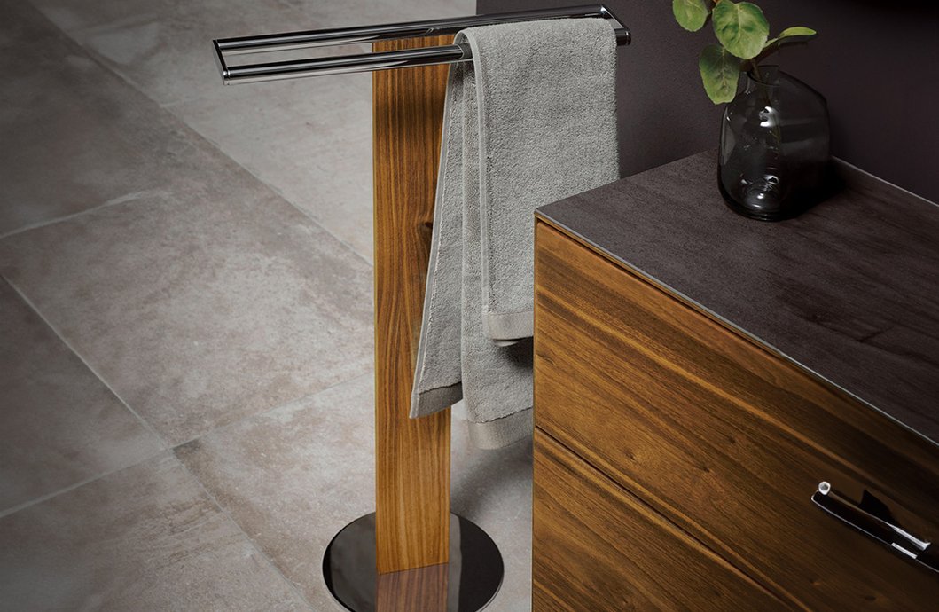 Free-standing accessoriy: double towel holder Lignatur