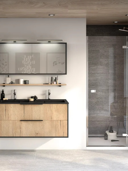 Ensemble de meuble de salle de bains en bois massif. Mélange de bois massif et style industriel dans une salle de bains moderne.