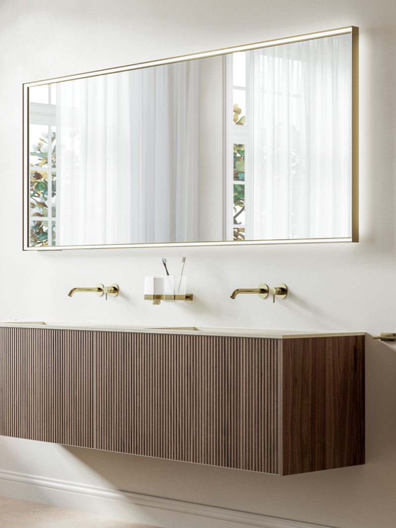Meuble salle de bains suspendu en bois foncé avec double vasque et grand miroir dans une salle de bains lumineuse