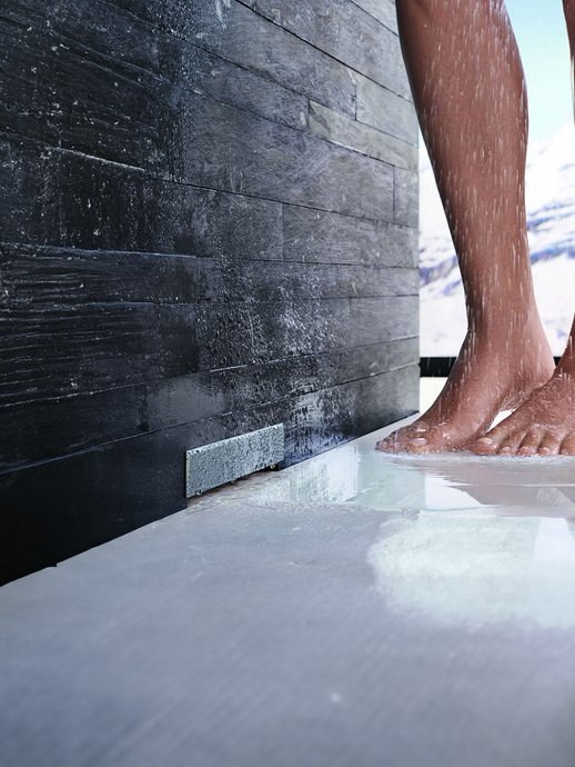 Ecoulement mural pour douche plain-pied