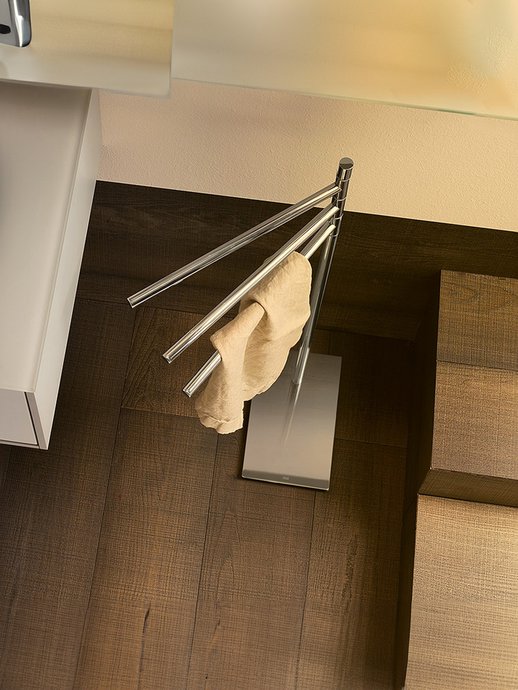 Free-standing accessoriy: towel holder Free to stay